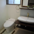施工後 1階トイレ 正面にモザイクタイルを張り、優雅なトイレになりました。 T邸 1階トイレ